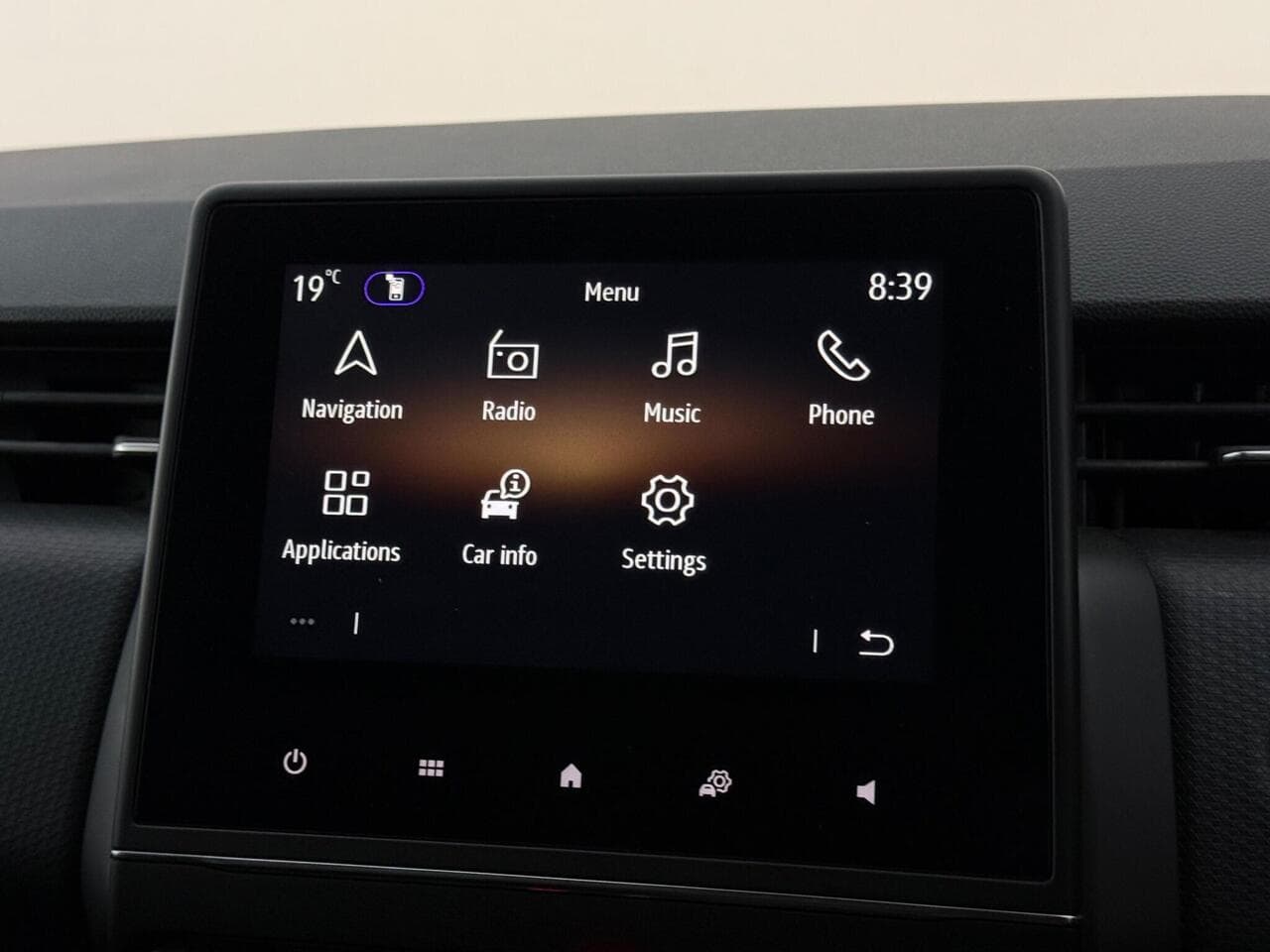 Renault Clio thumbnail Infotainment System