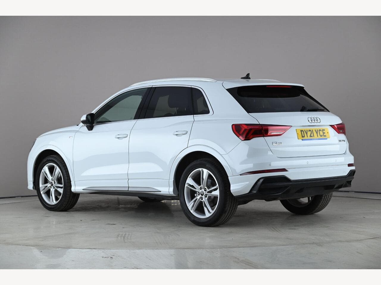 Audi Q3 thumbnail Rear Left