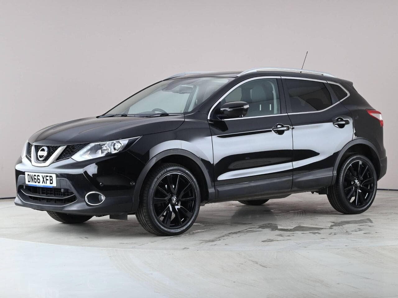Nissan Qashqai thumbnail Front Left