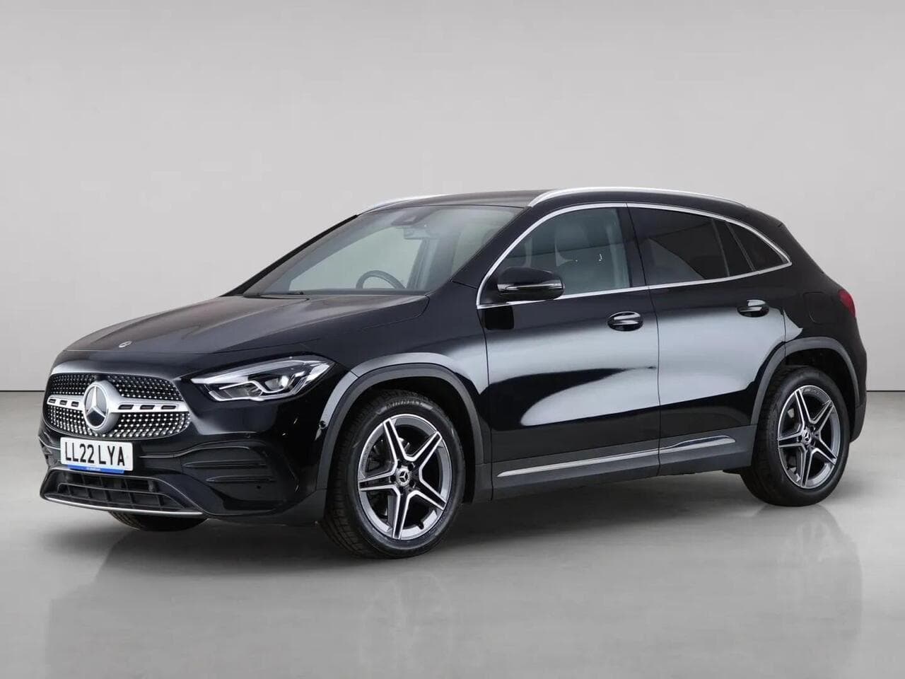 Mercedes-Benz GLA thumbnail Front Left