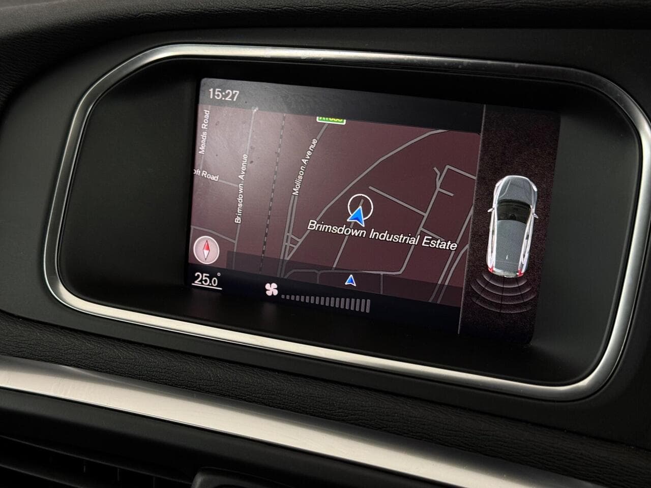 Volvo V40 thumbnail Infotainment System