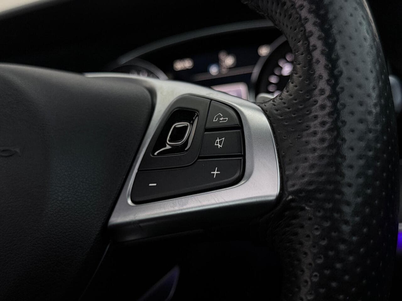 Mercedes-Benz E Class thumbnail Misc Controls