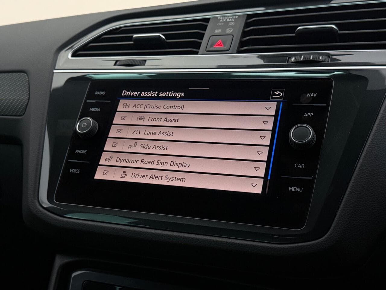 Volkswagen Tiguan thumbnail Infotainment System