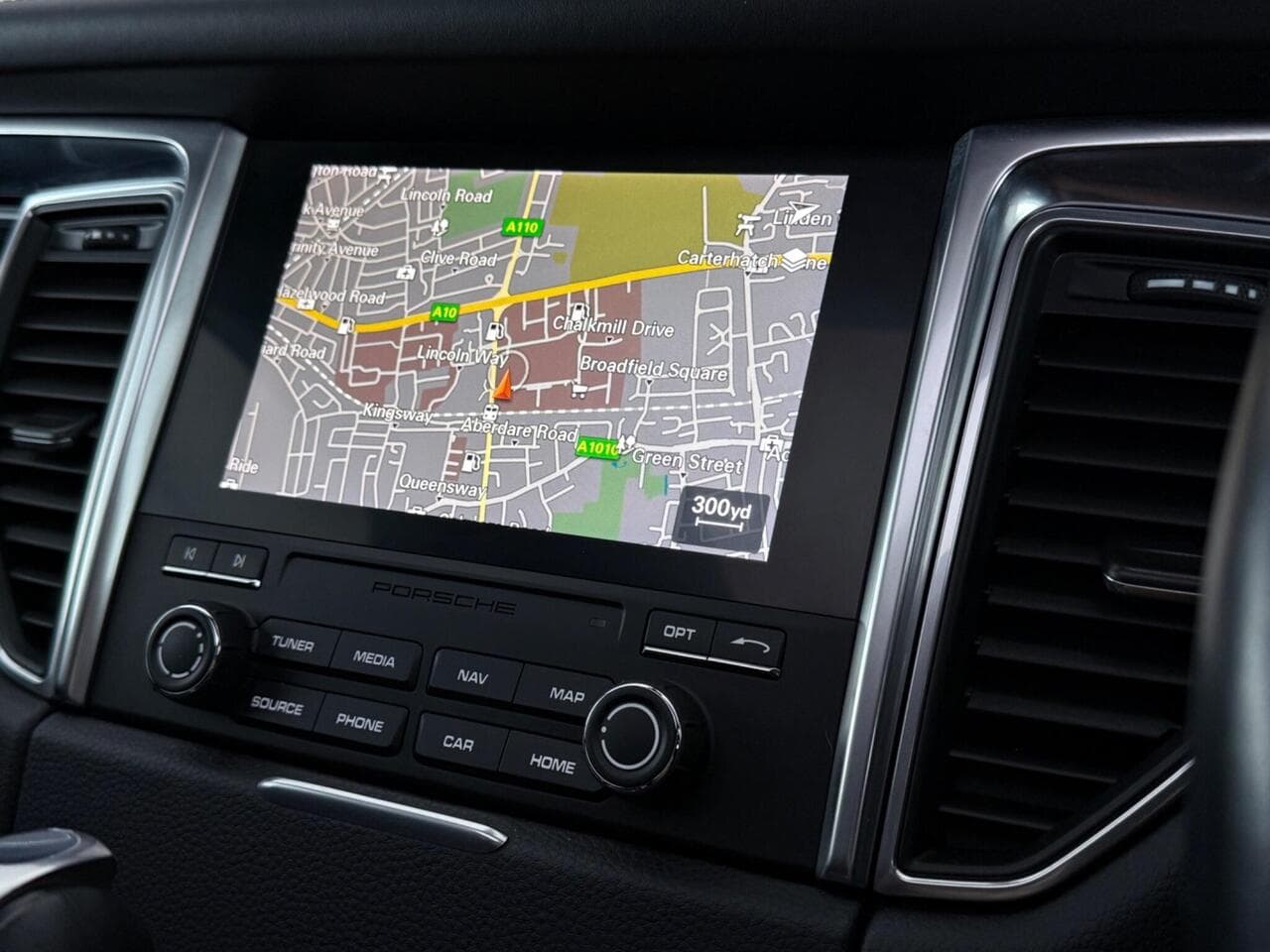 Porsche Macan thumbnail Infotainment System