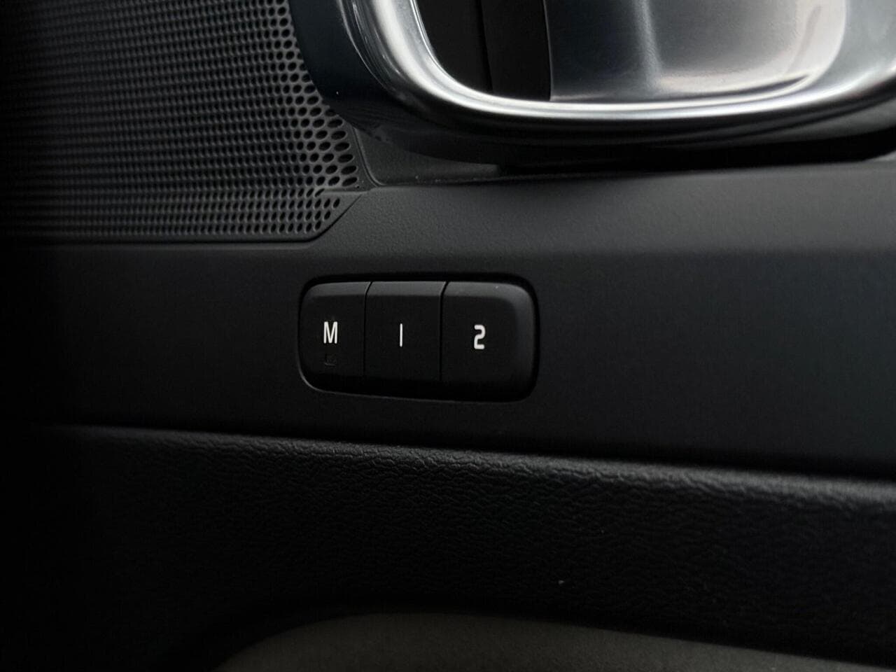 Volvo XC40 thumbnail Misc Controls
