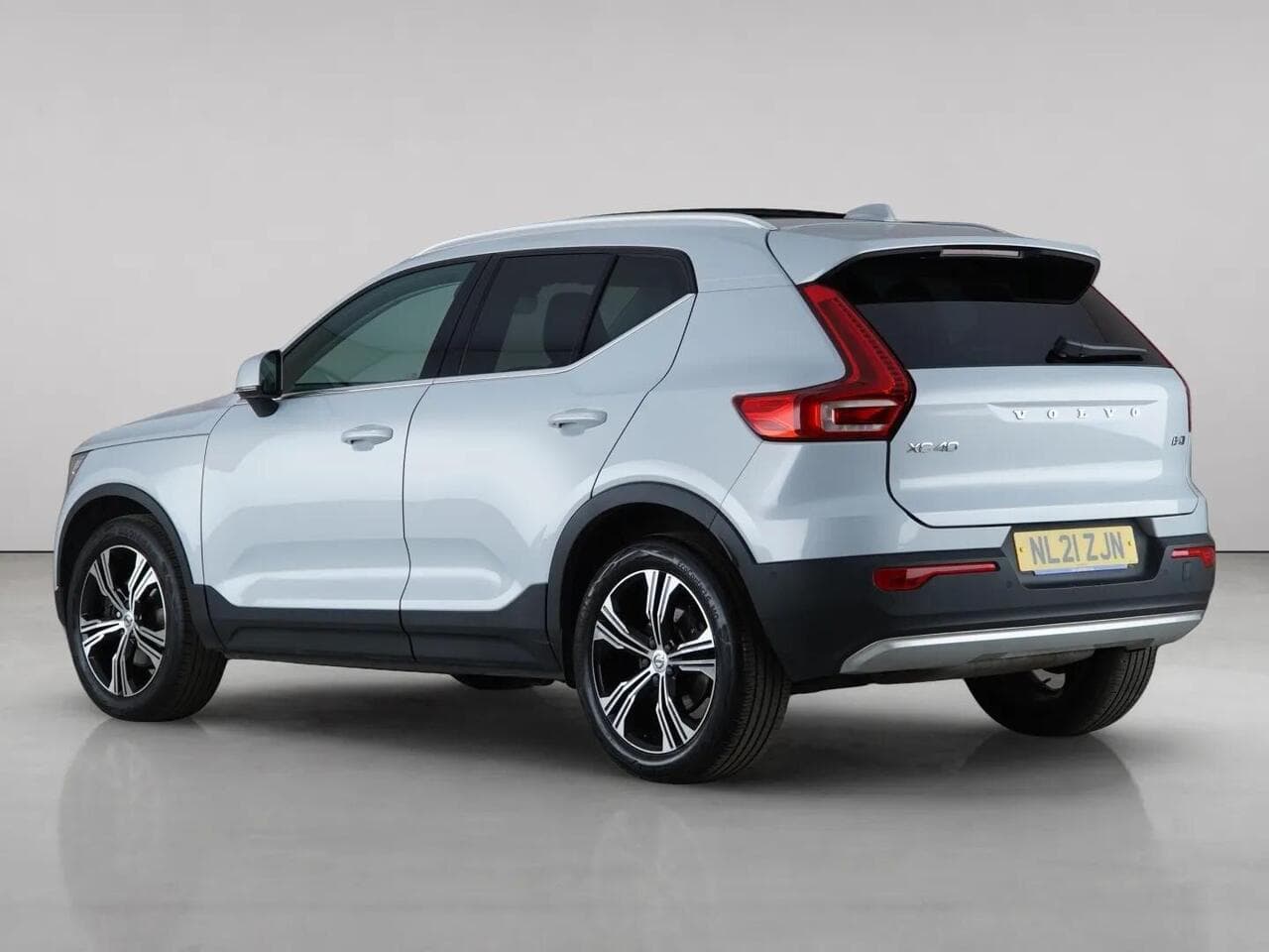 Volvo XC40 thumbnail Rear Left