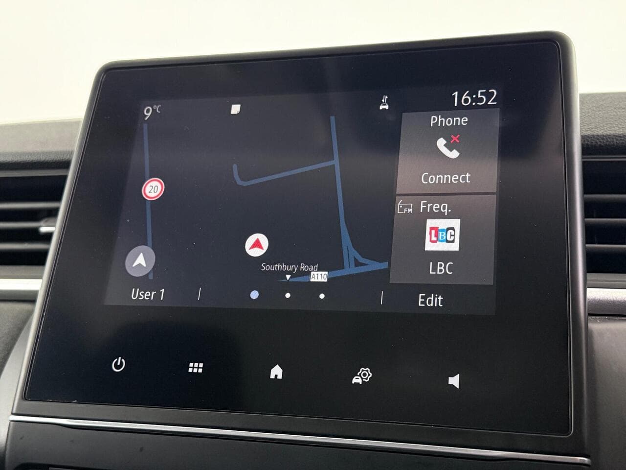 Renault Captur thumbnail Infotainment System