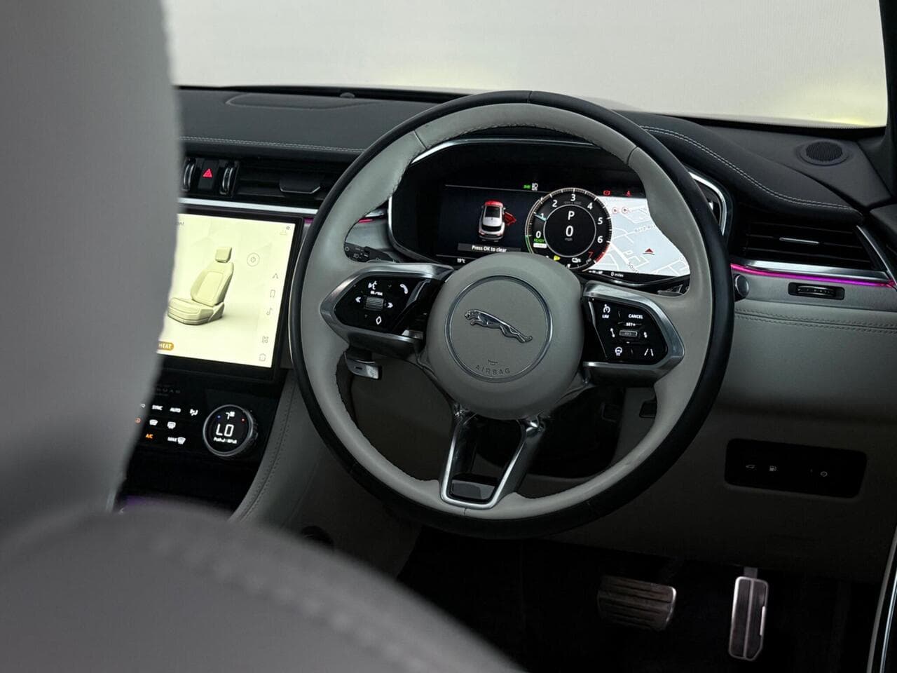 Jaguar F-PACE thumbnail Steering Wheel
