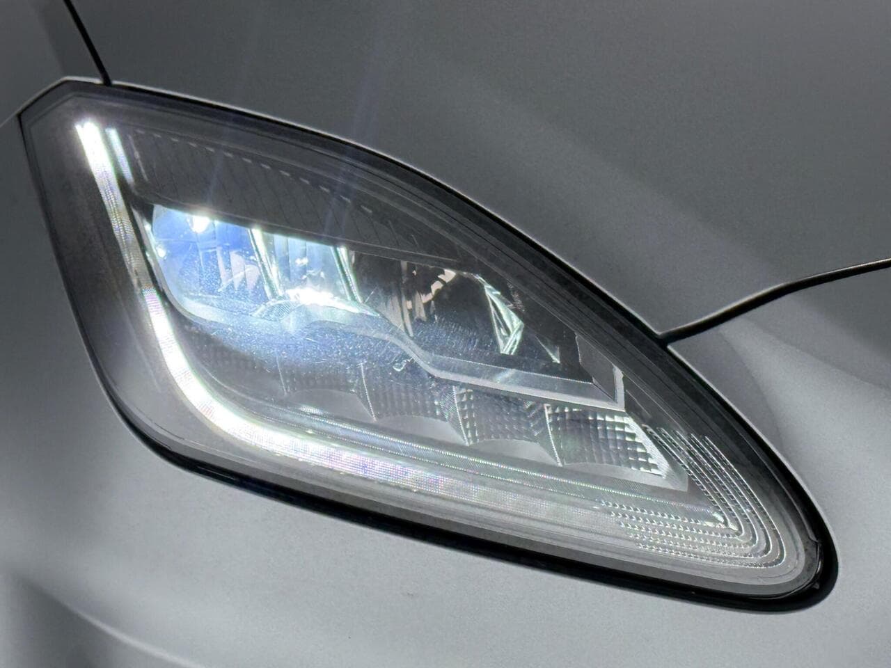 Jaguar E-PACE thumbnail Lights Front