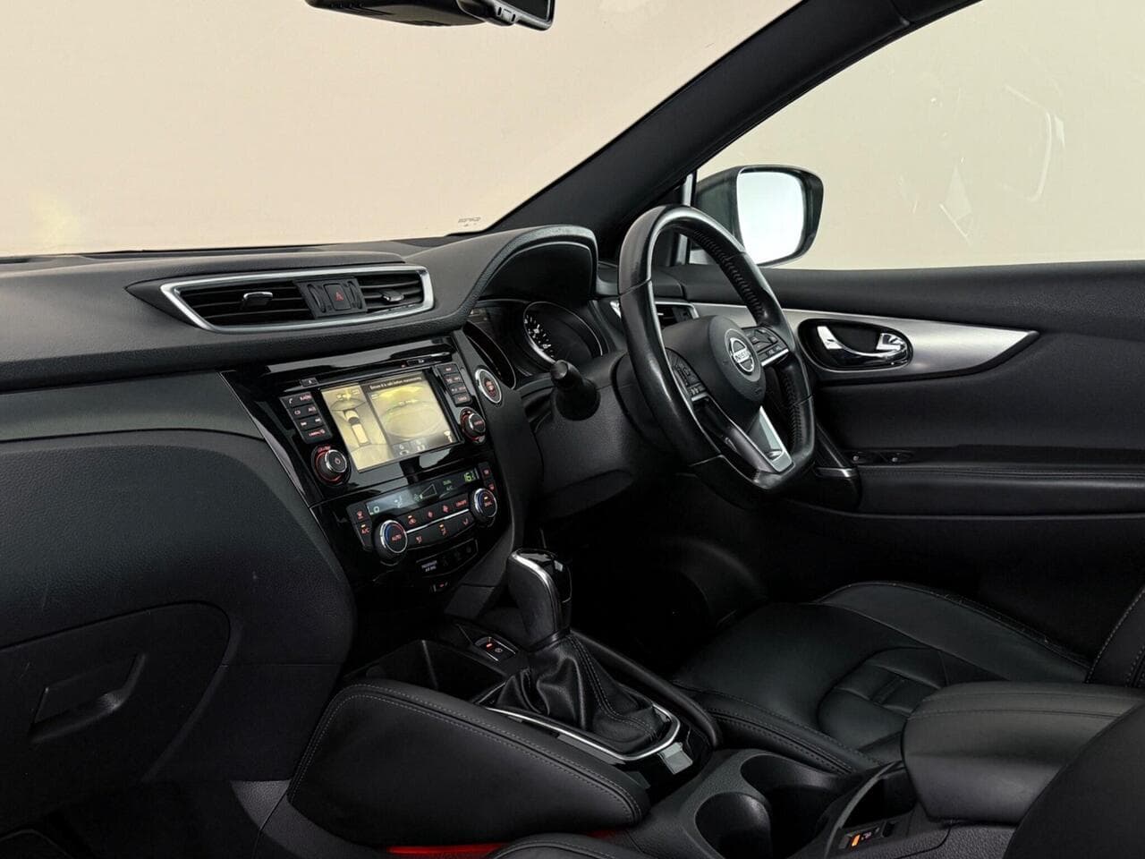 Nissan Qashqai thumbnail Interior Front
