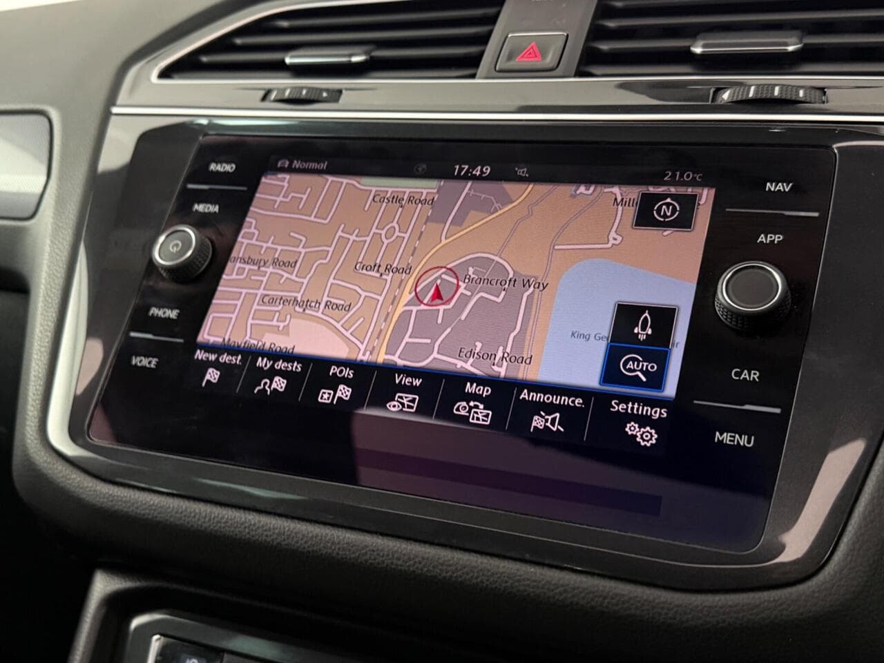 Volkswagen Tiguan thumbnail Infotainment System