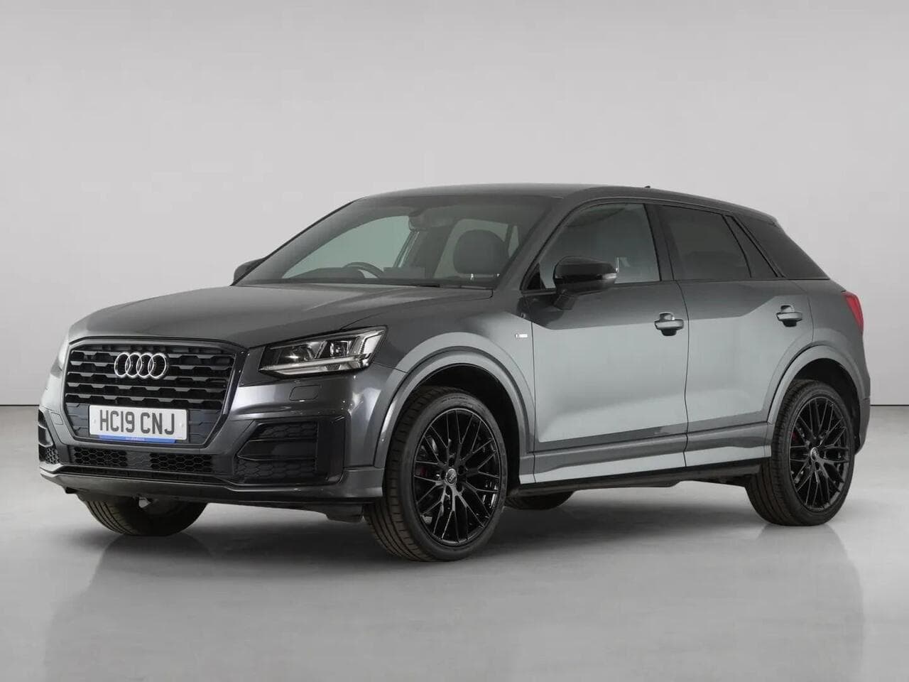 Audi Q2 thumbnail Front Left