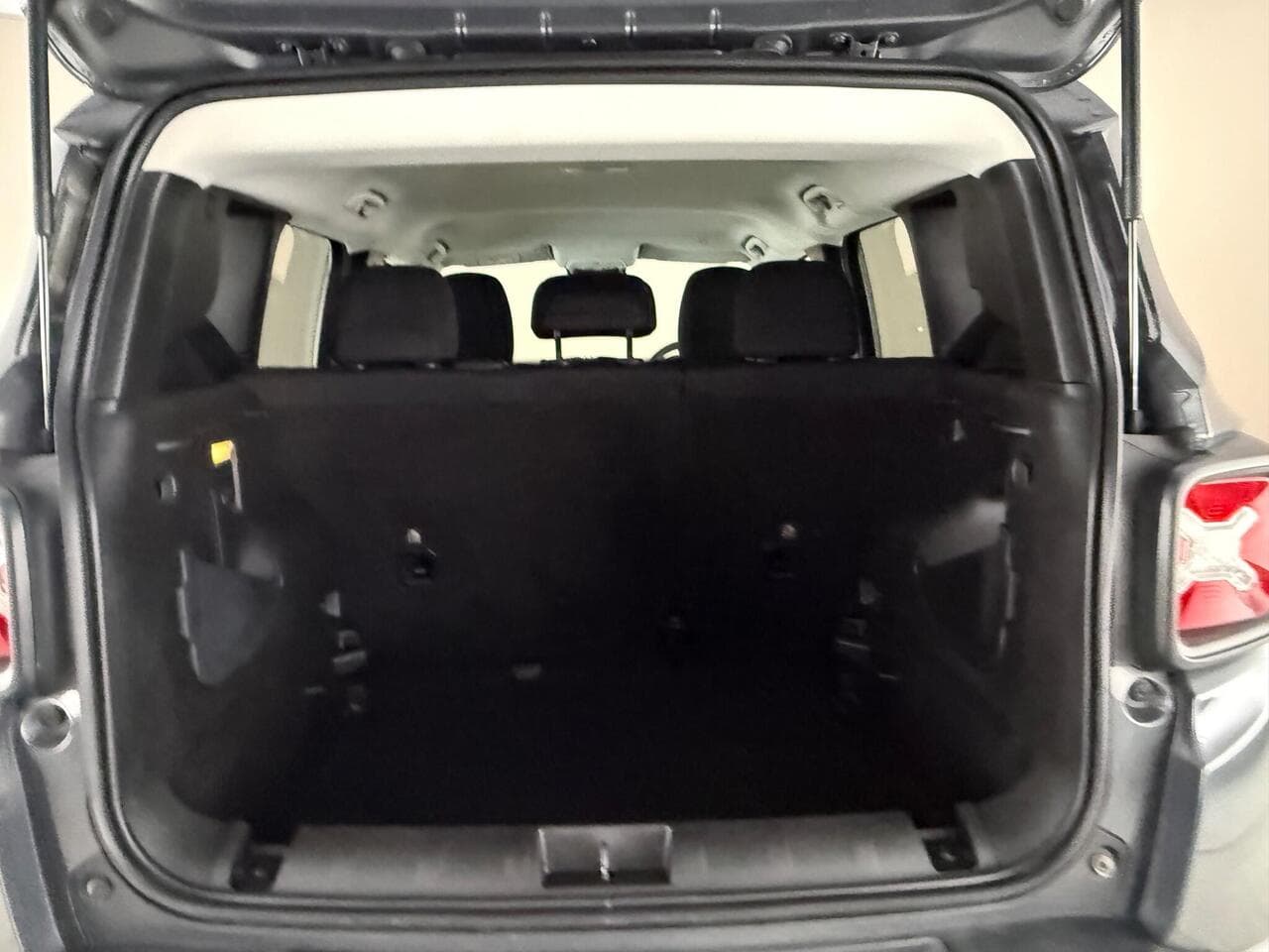 Jeep Renegade thumbnail Image 10