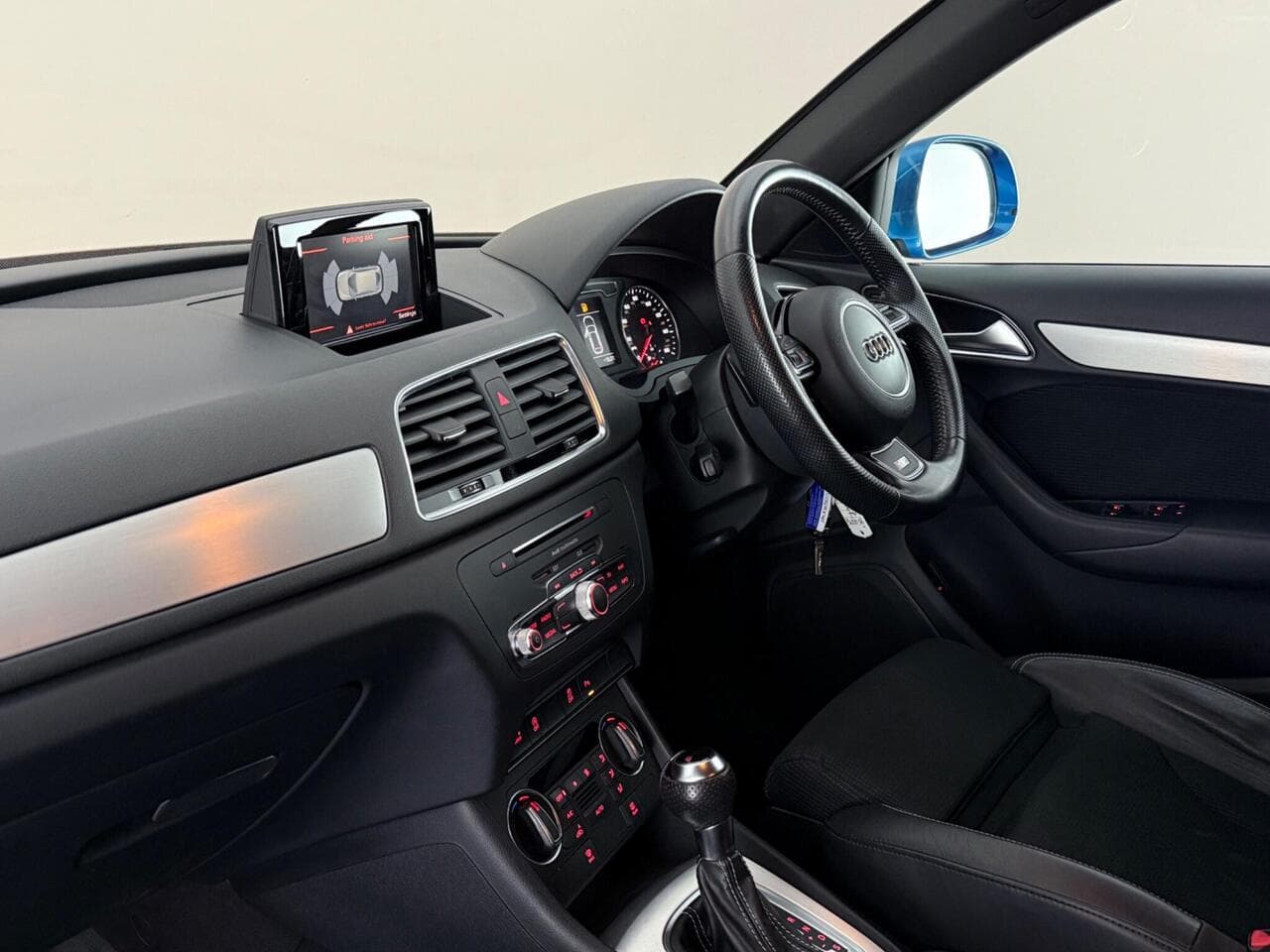 Audi Q3 thumbnail Interior Front