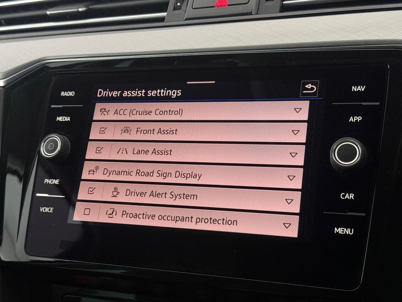 Volkswagen Passat thumbnail Infotainment System