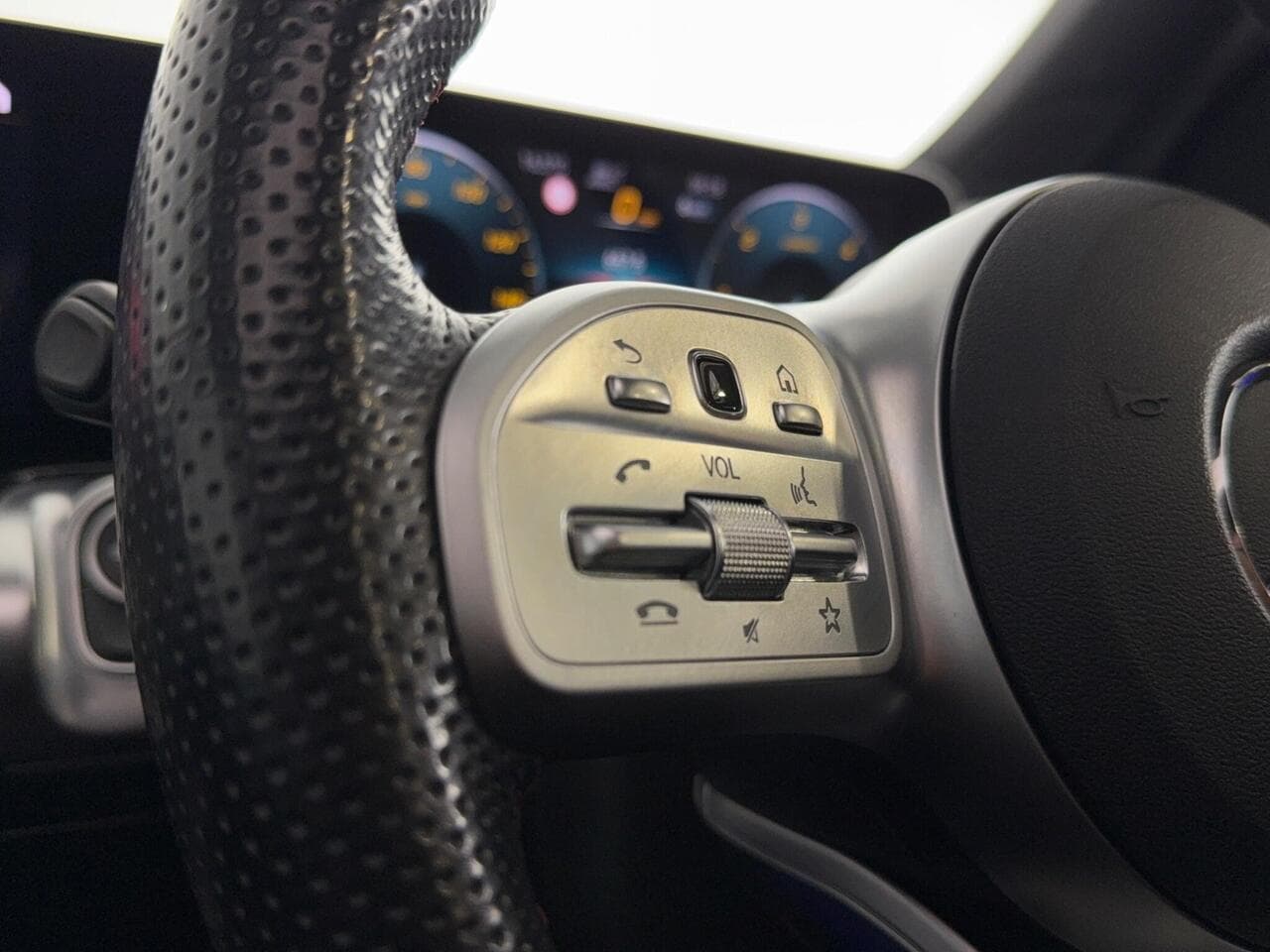 Mercedes-Benz GLB thumbnail Misc Controls