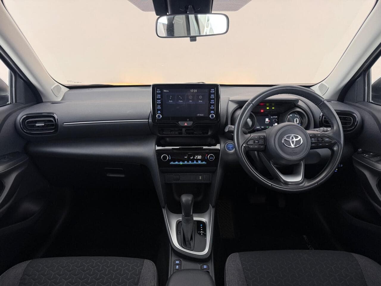 Toyota Yaris Cross thumbnail Interior Front