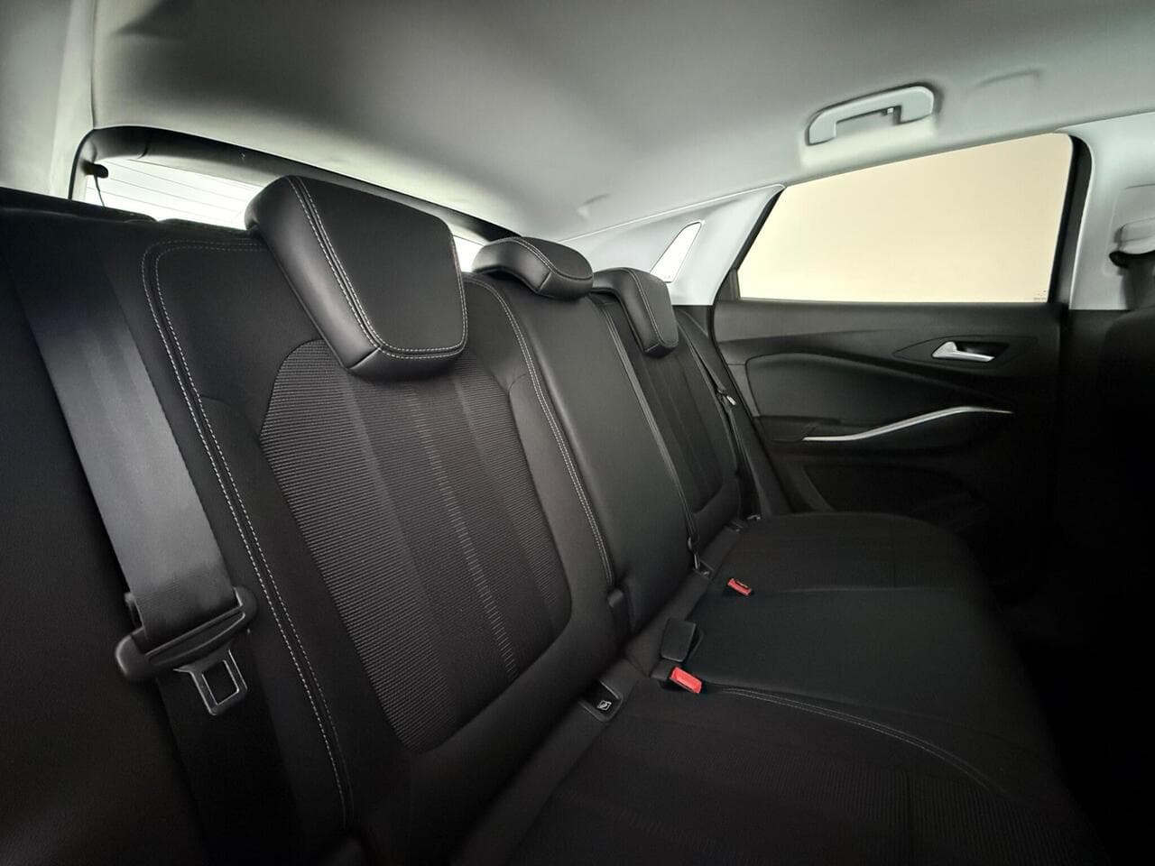 Vauxhall Grandland thumbnail Seats Rear