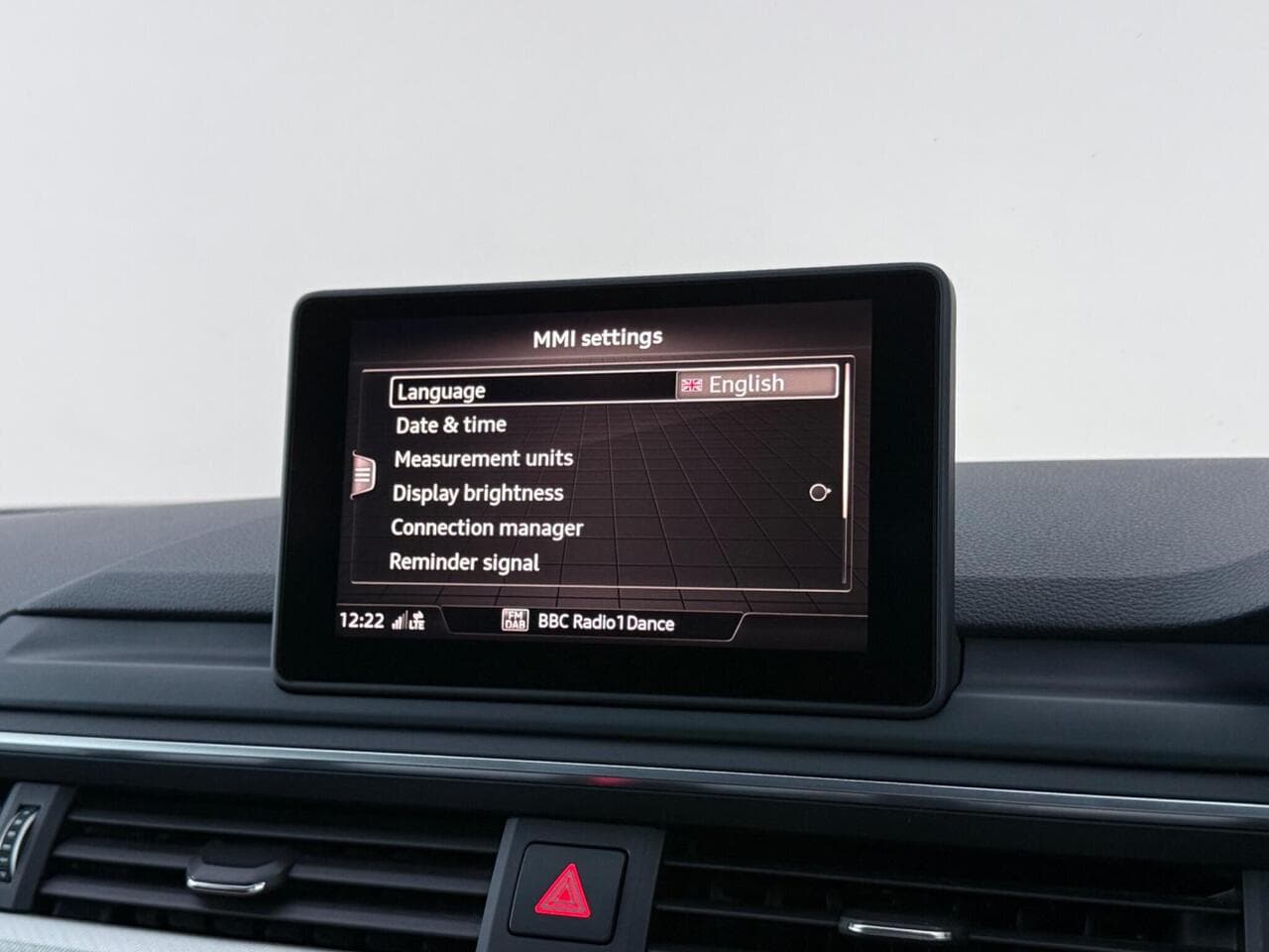 Audi A4 Avant thumbnail Infotainment System