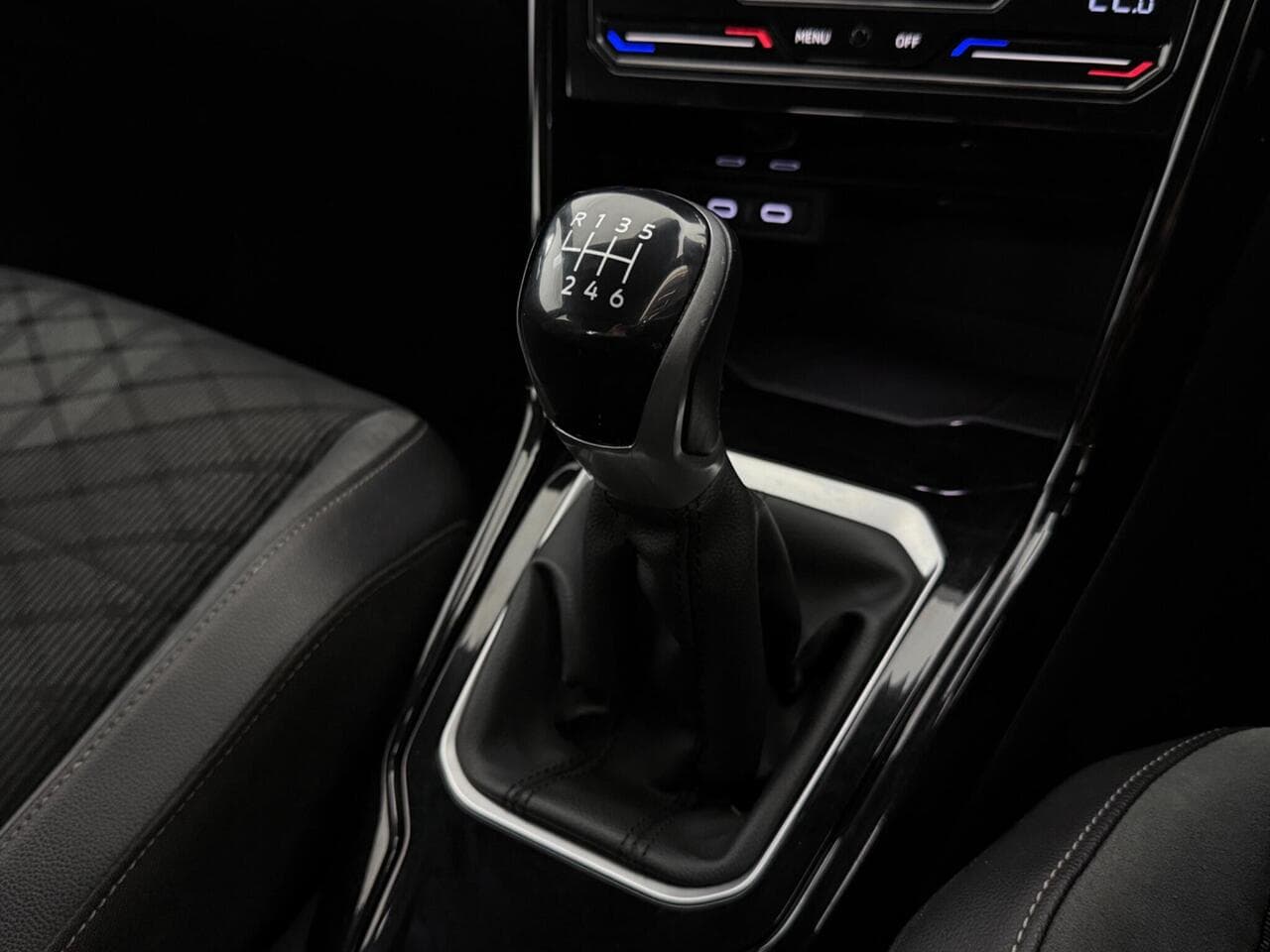 Volkswagen T-Roc thumbnail Interior Front