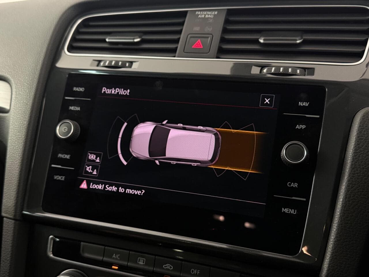 Volkswagen Golf thumbnail Infotainment System