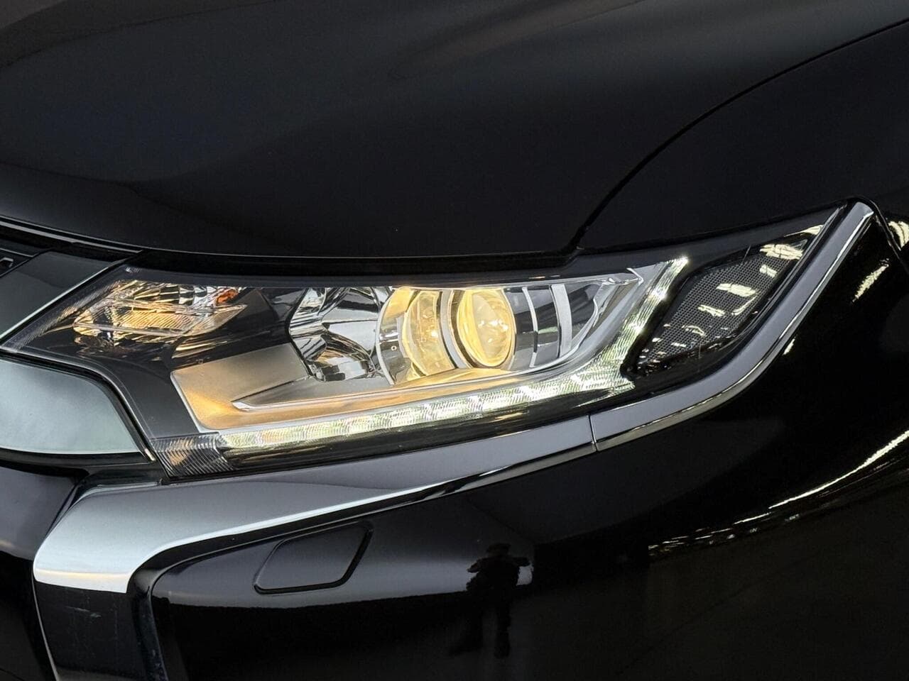 Mitsubishi Outlander thumbnail Lights Front