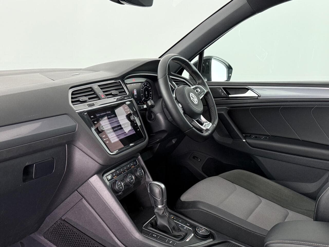 Volkswagen Tiguan thumbnail Interior Front