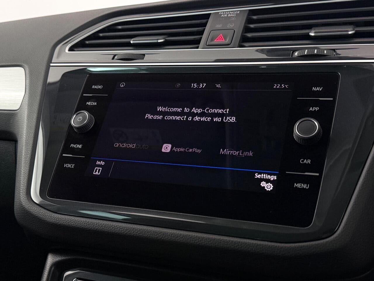 Volkswagen Tiguan thumbnail Infotainment System