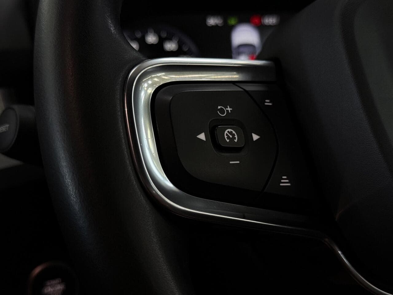 Volvo XC40 thumbnail Misc Controls