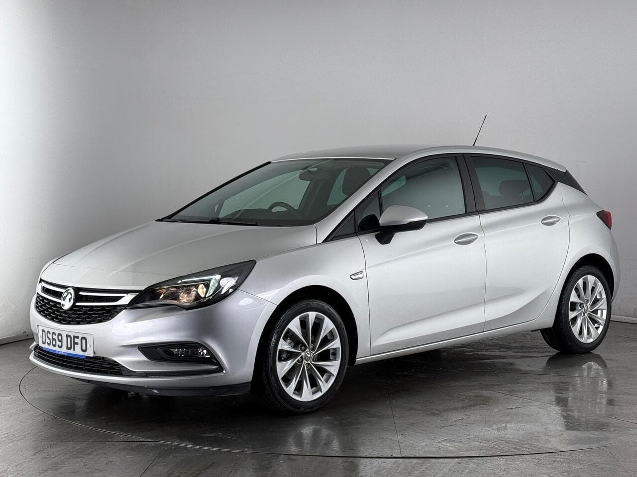 Vauxhall Astra thumbnail Front Left