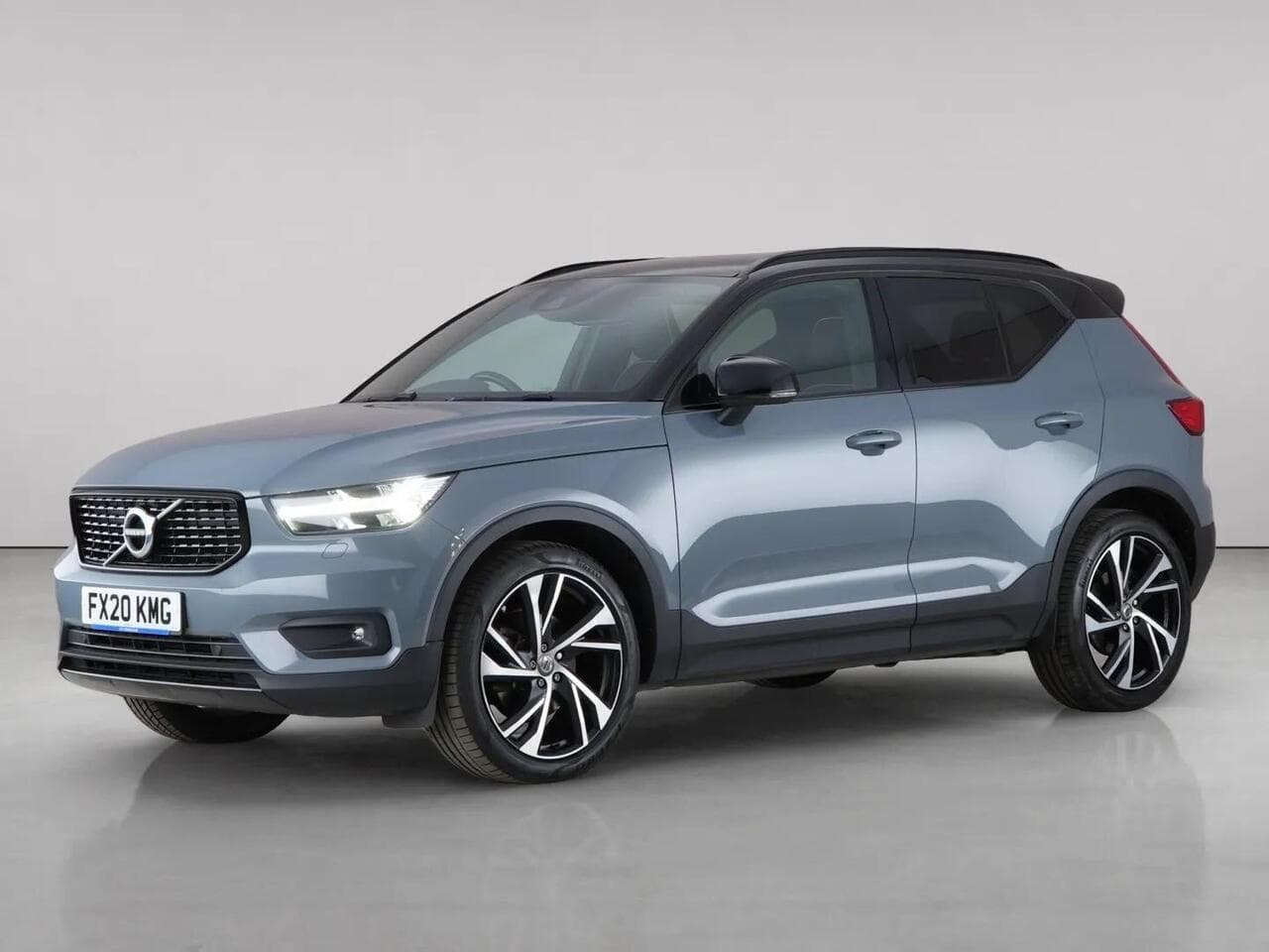 Volvo XC40 thumbnail Front Left