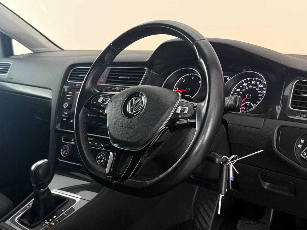 Volkswagen Golf thumbnail Steering Wheel