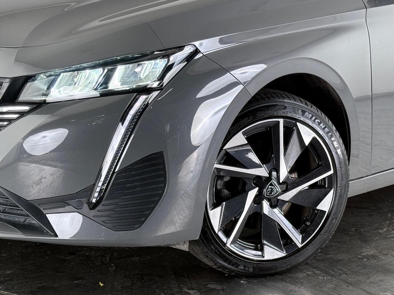 Peugeot 308 SW thumbnail Front Right