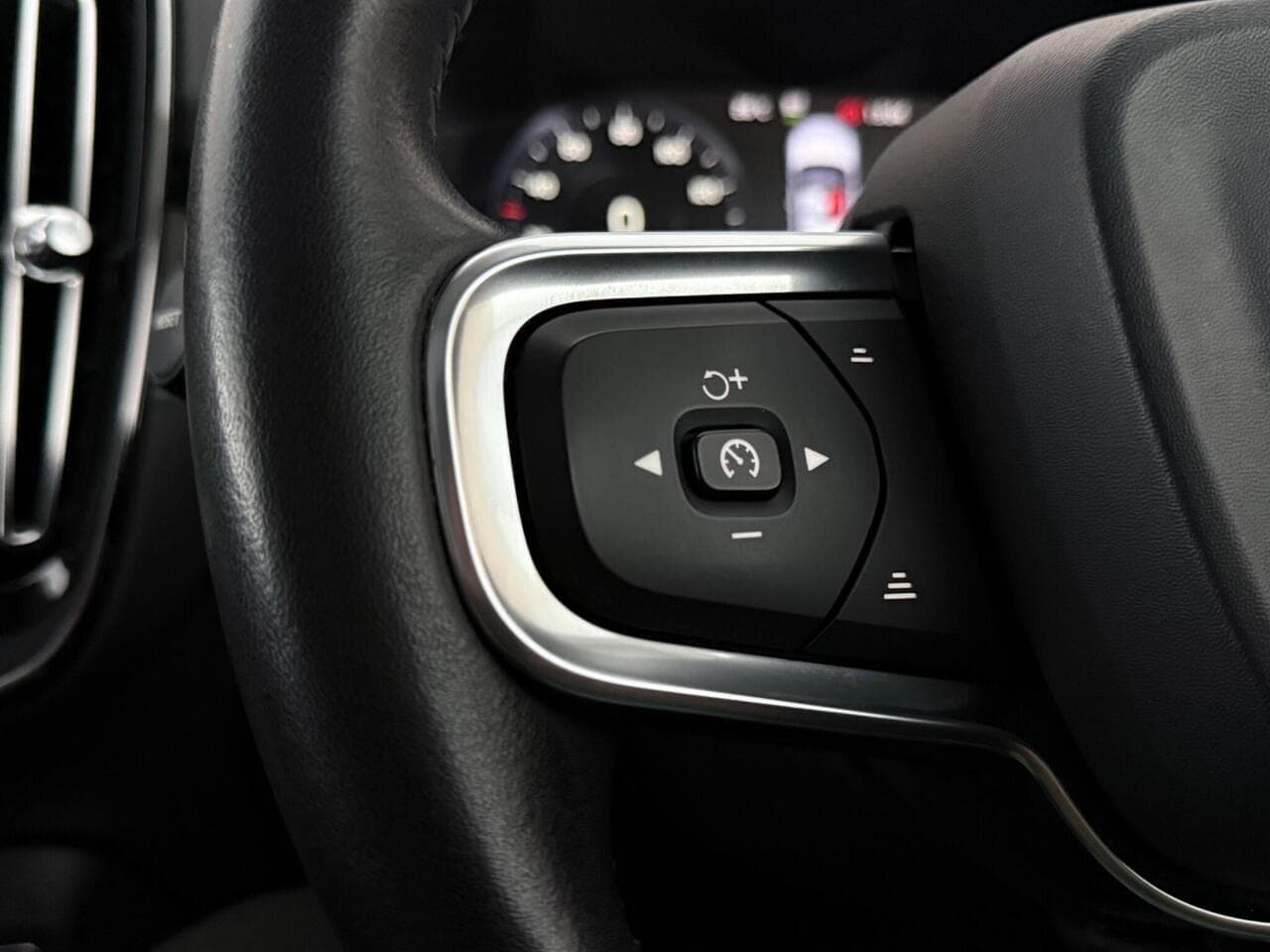 Volvo XC40 thumbnail Misc Controls