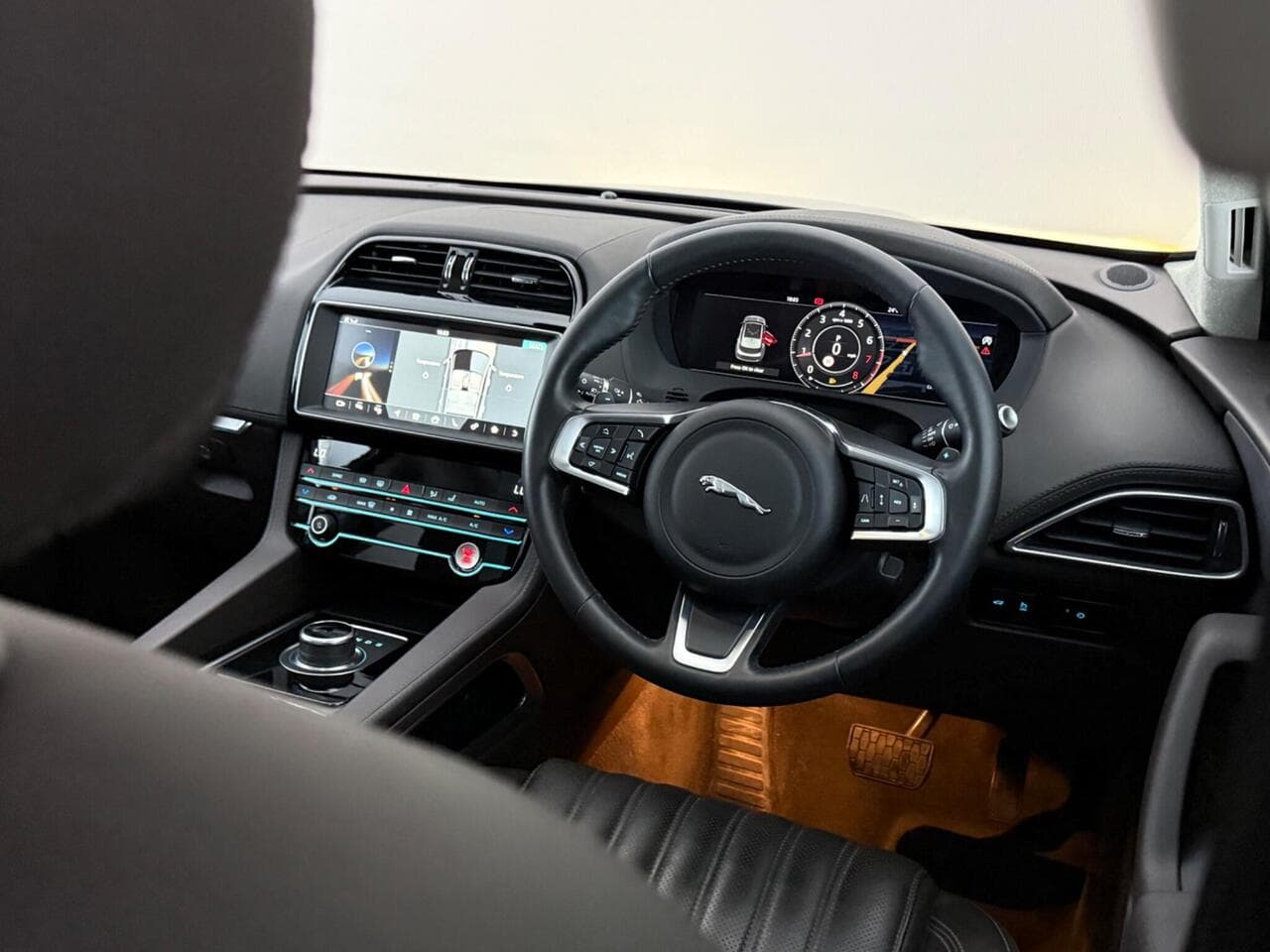 Jaguar F-PACE thumbnail Steering Wheel