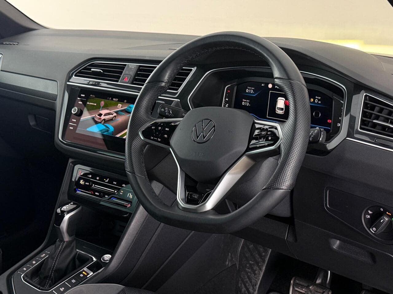 Volkswagen Tiguan thumbnail Steering Wheel