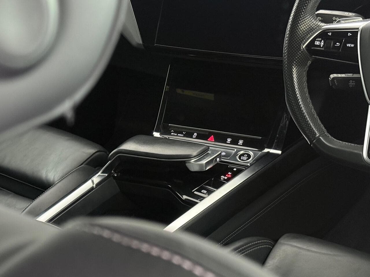 Audi e-tron thumbnail Interior Front