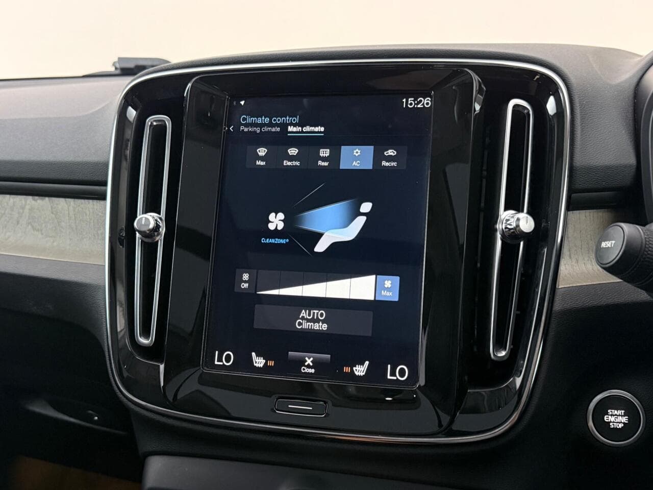 Volvo XC40 thumbnail Infotainment System