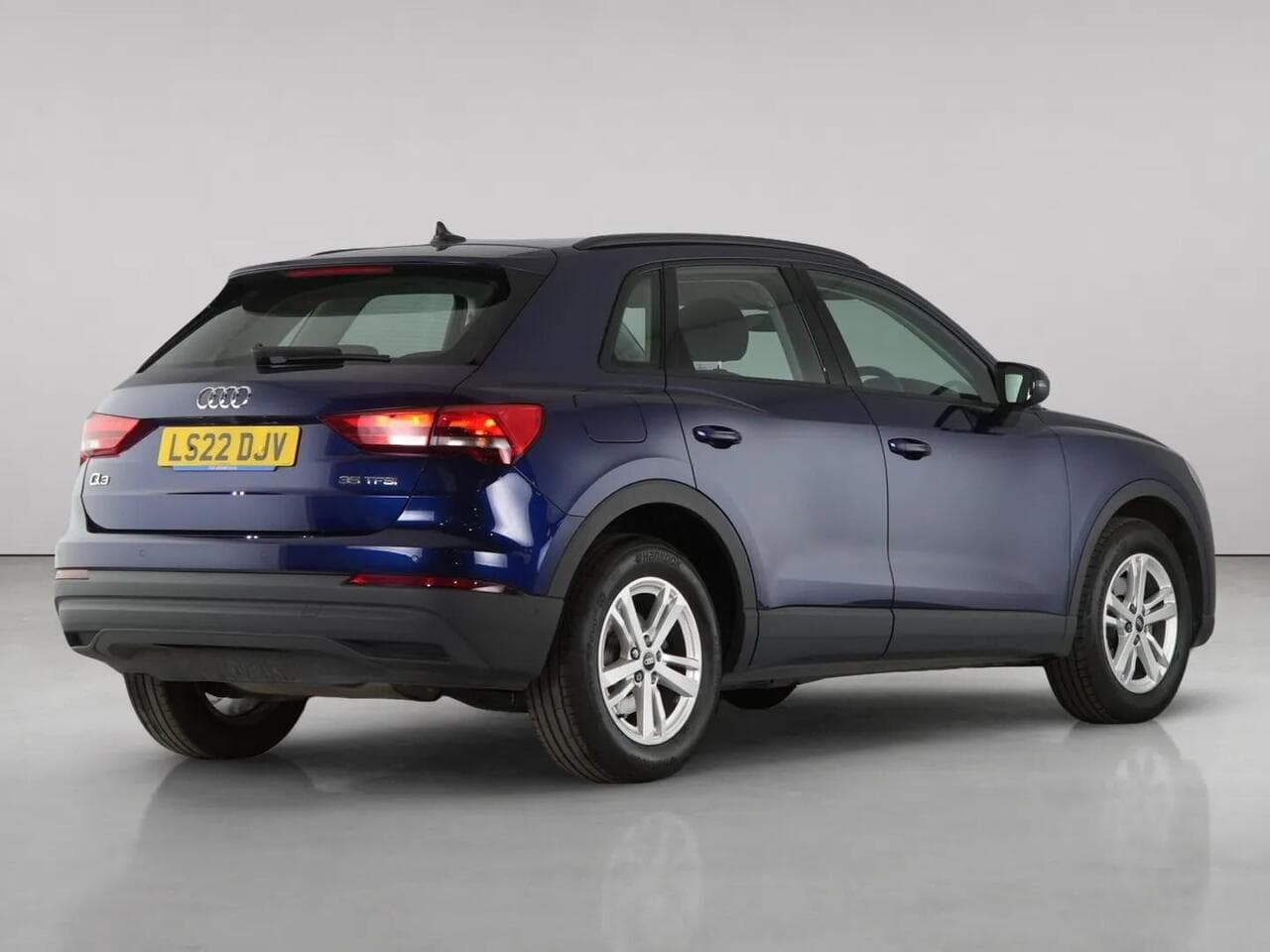 Audi Q3 thumbnail Rear Right
