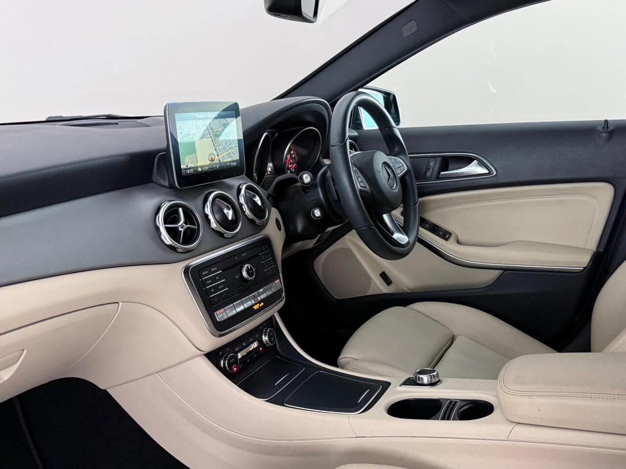 Mercedes-Benz GLA thumbnail Interior Front