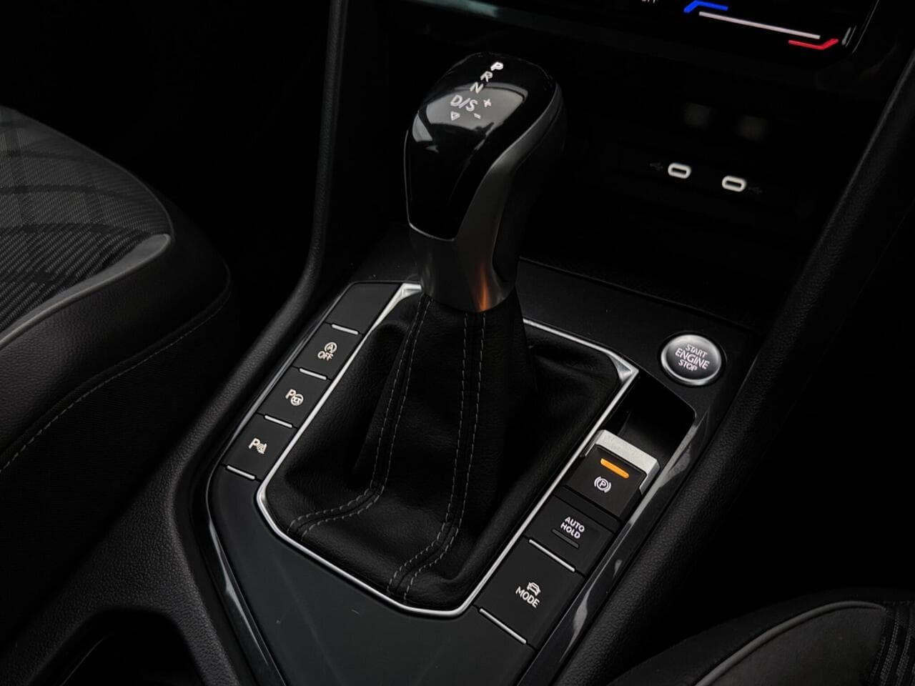 Volkswagen Tiguan thumbnail Interior Front
