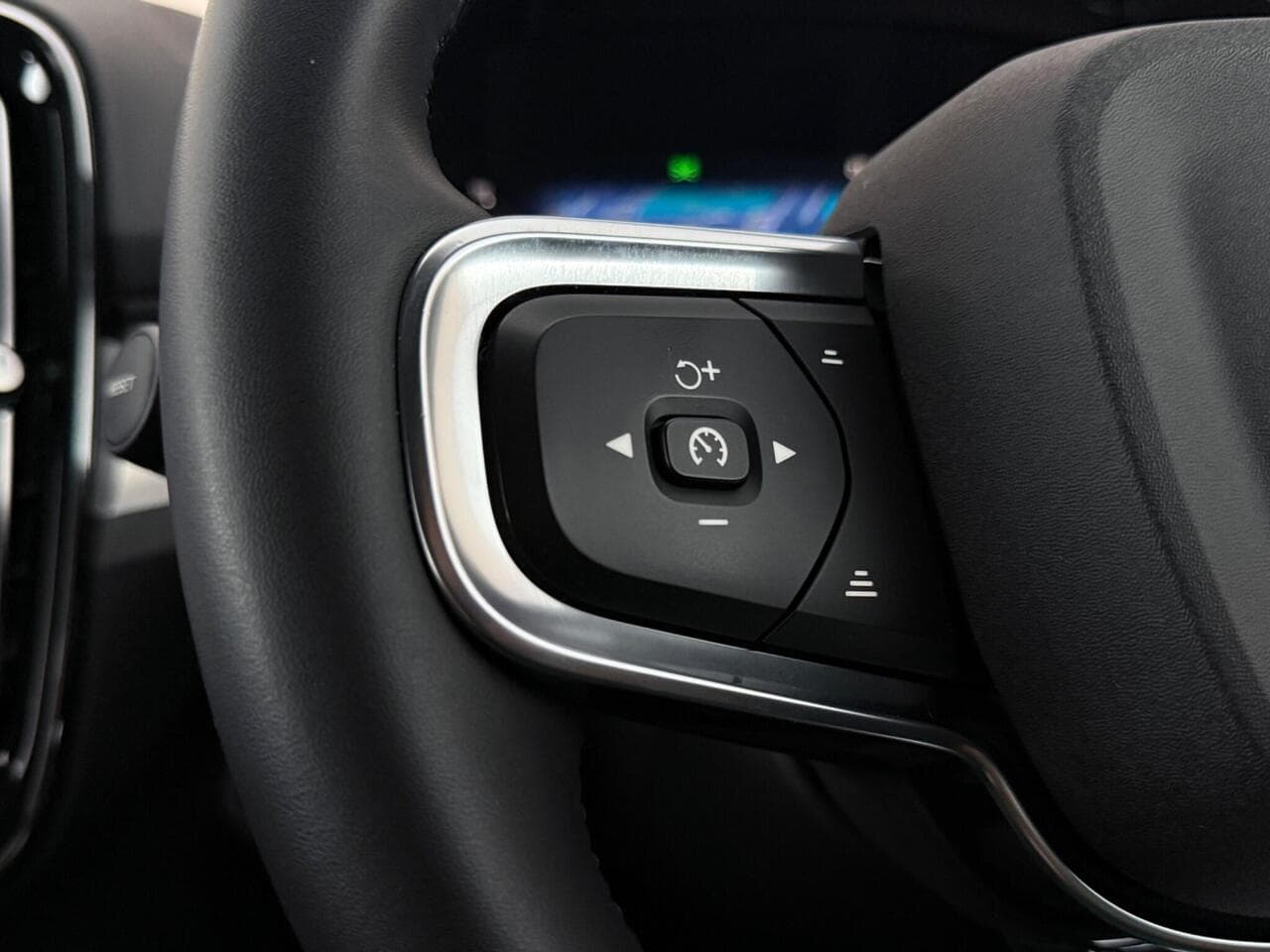 Volvo XC40 thumbnail Misc Controls