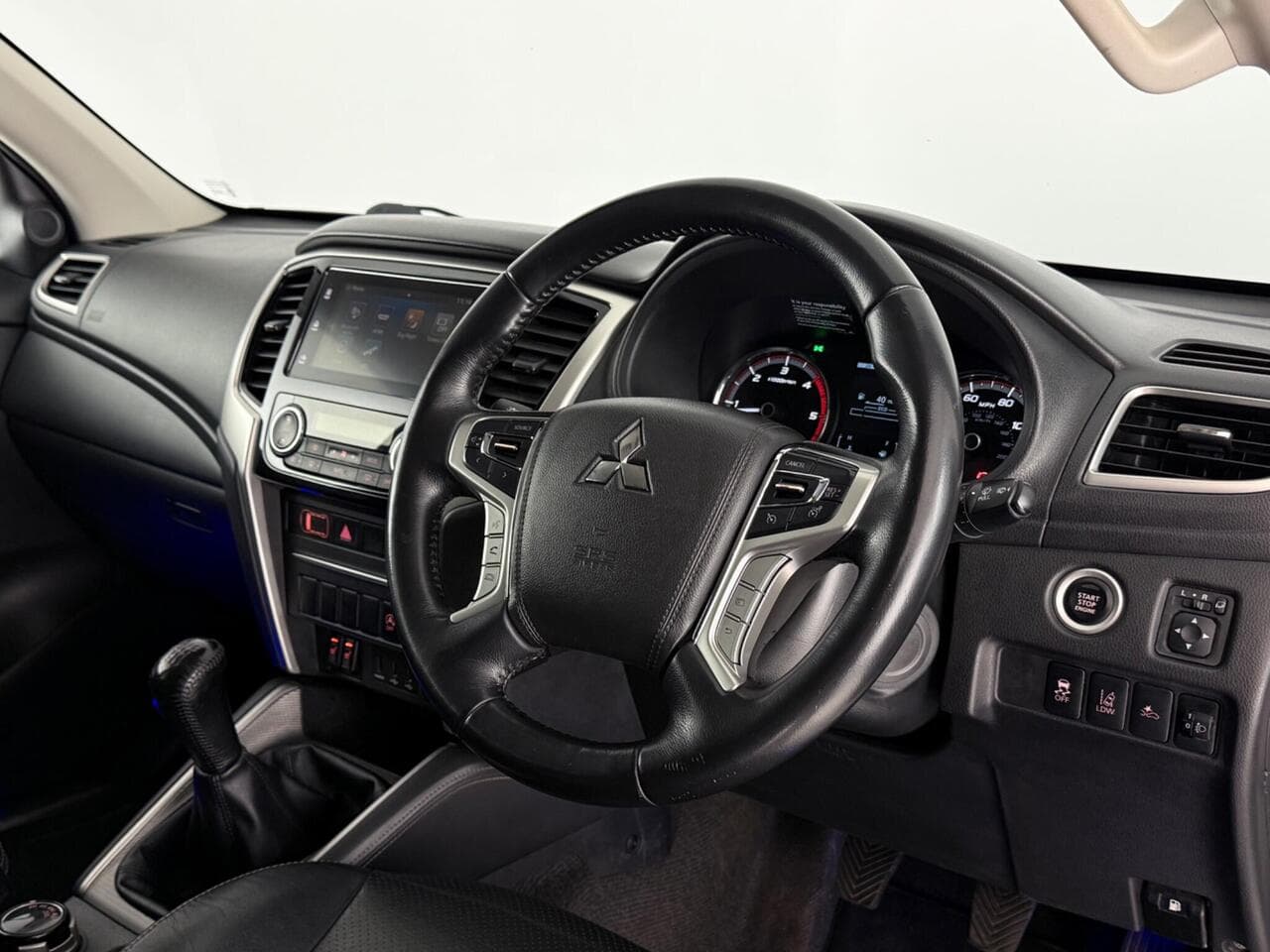 Mitsubishi L200 thumbnail Interior Front