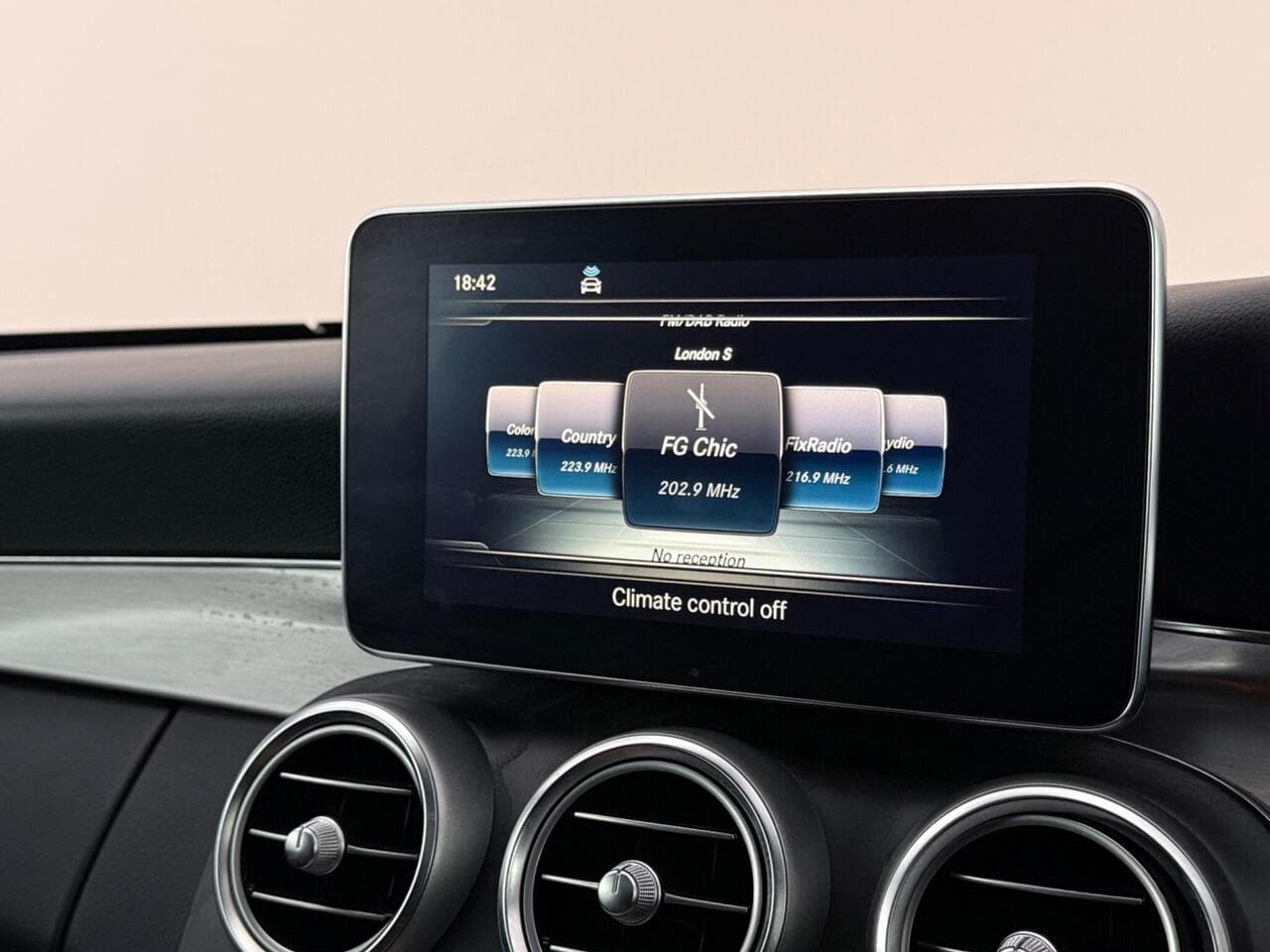 Mercedes-Benz C Class thumbnail Infotainment System