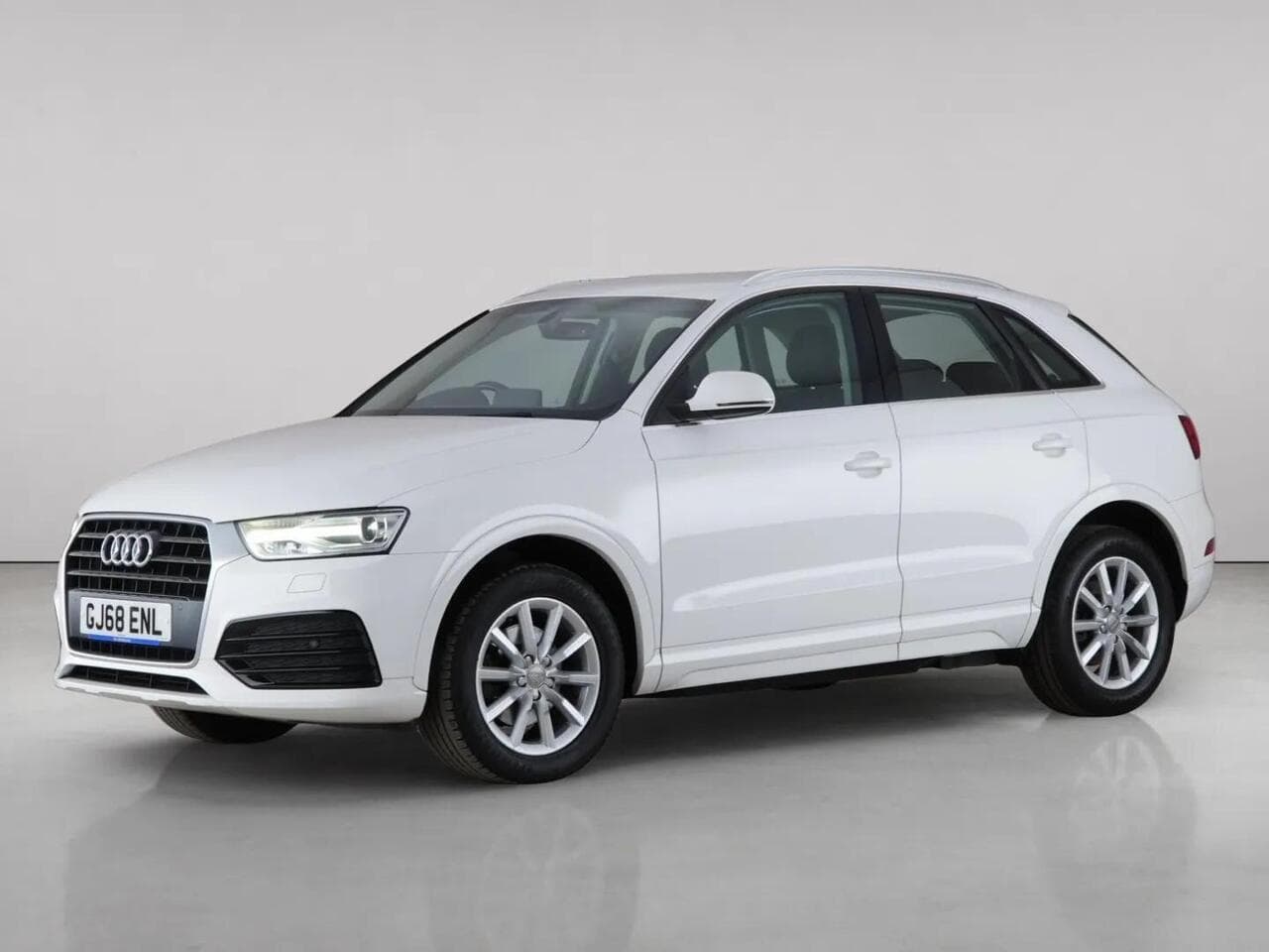 Audi Q3 thumbnail Front Left