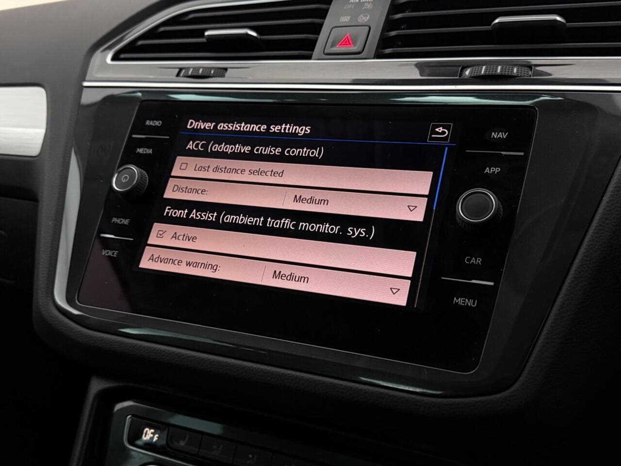 Volkswagen Tiguan thumbnail Infotainment System