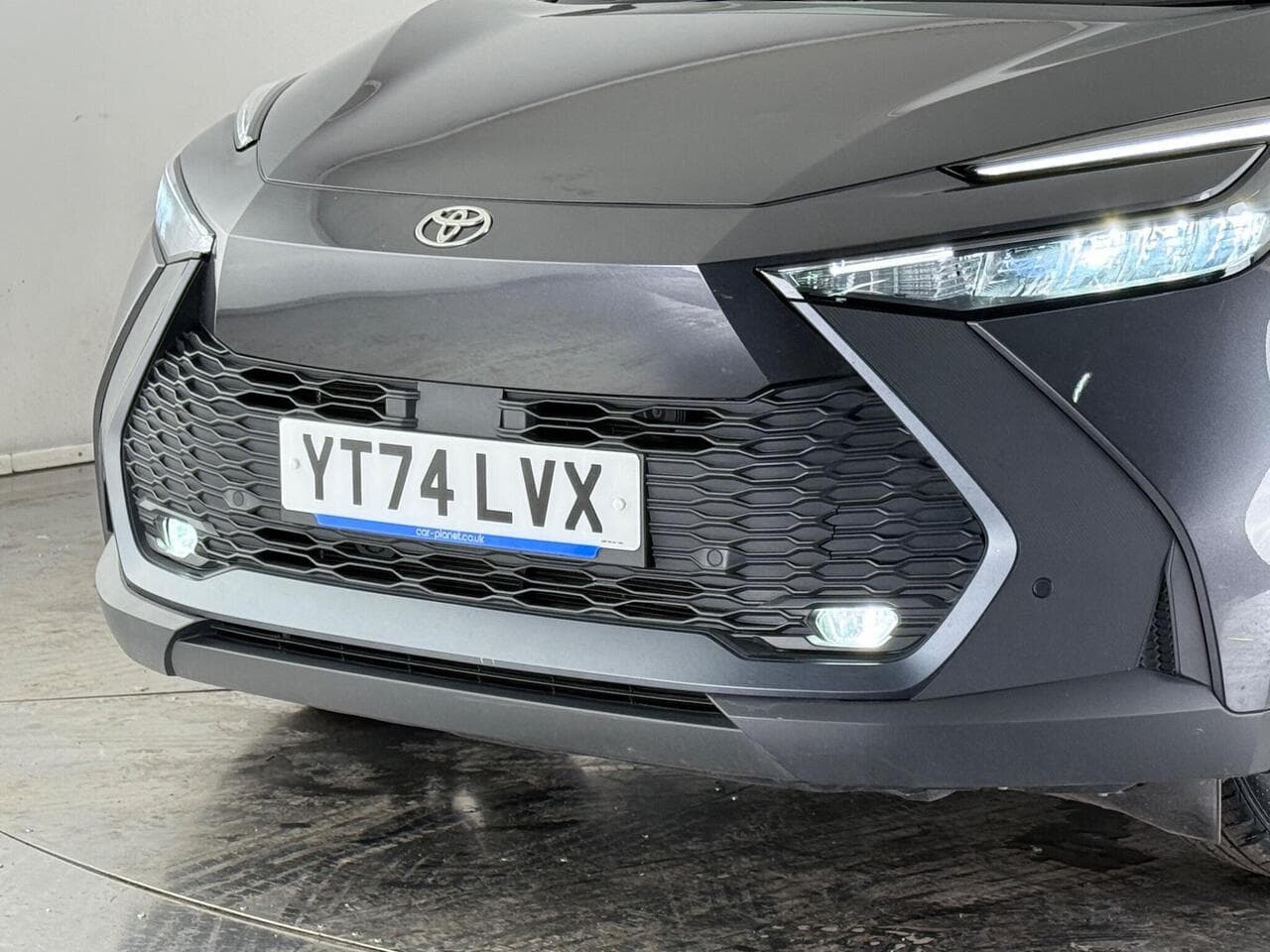 Toyota C-HR thumbnail Badge Exterior