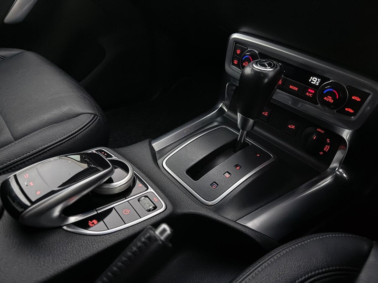 Mercedes-Benz X Class thumbnail Interior Front