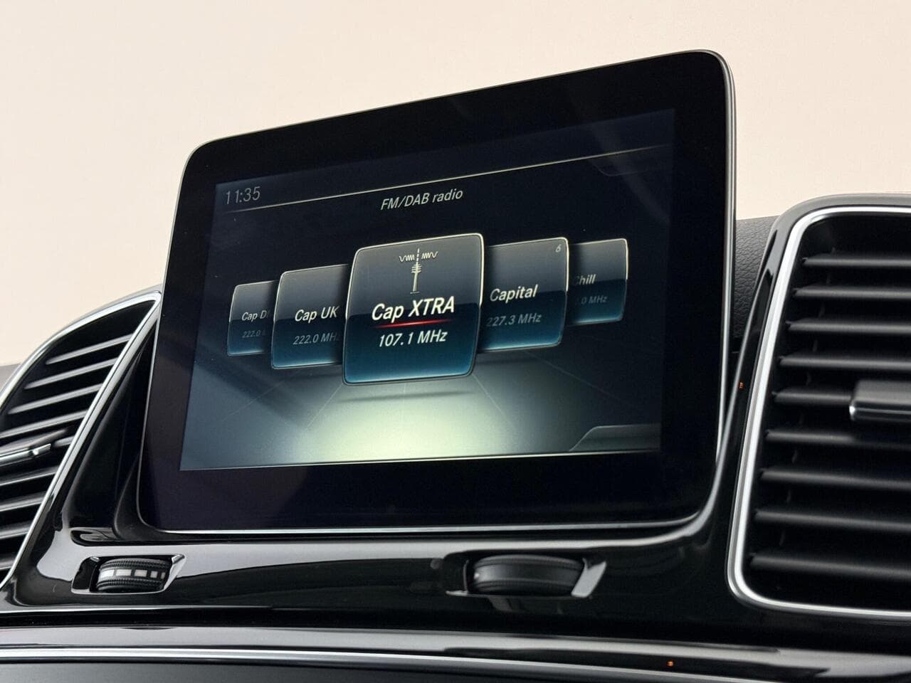 Mercedes-Benz GLE thumbnail Infotainment System