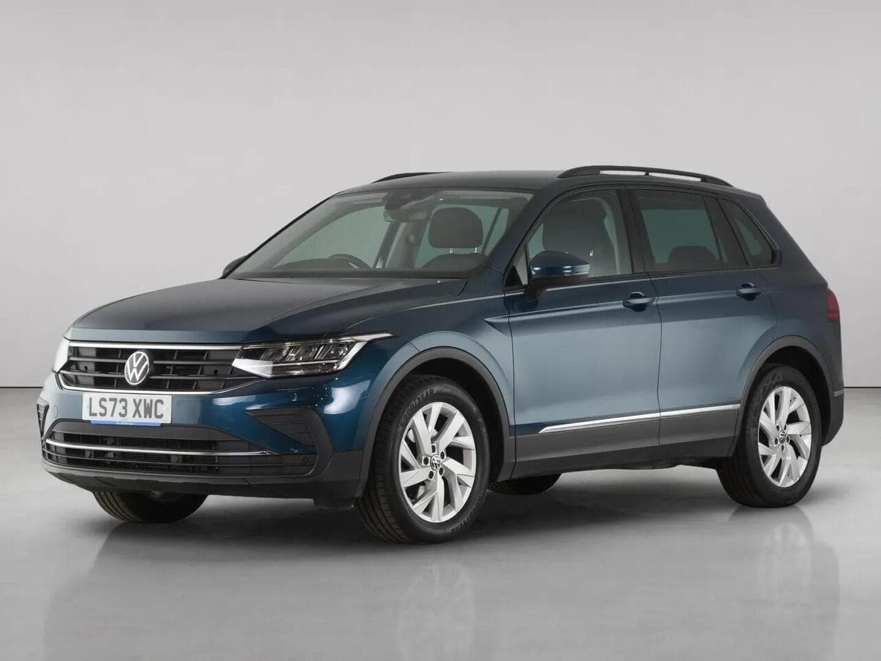 Volkswagen Tiguan thumbnail Front Left